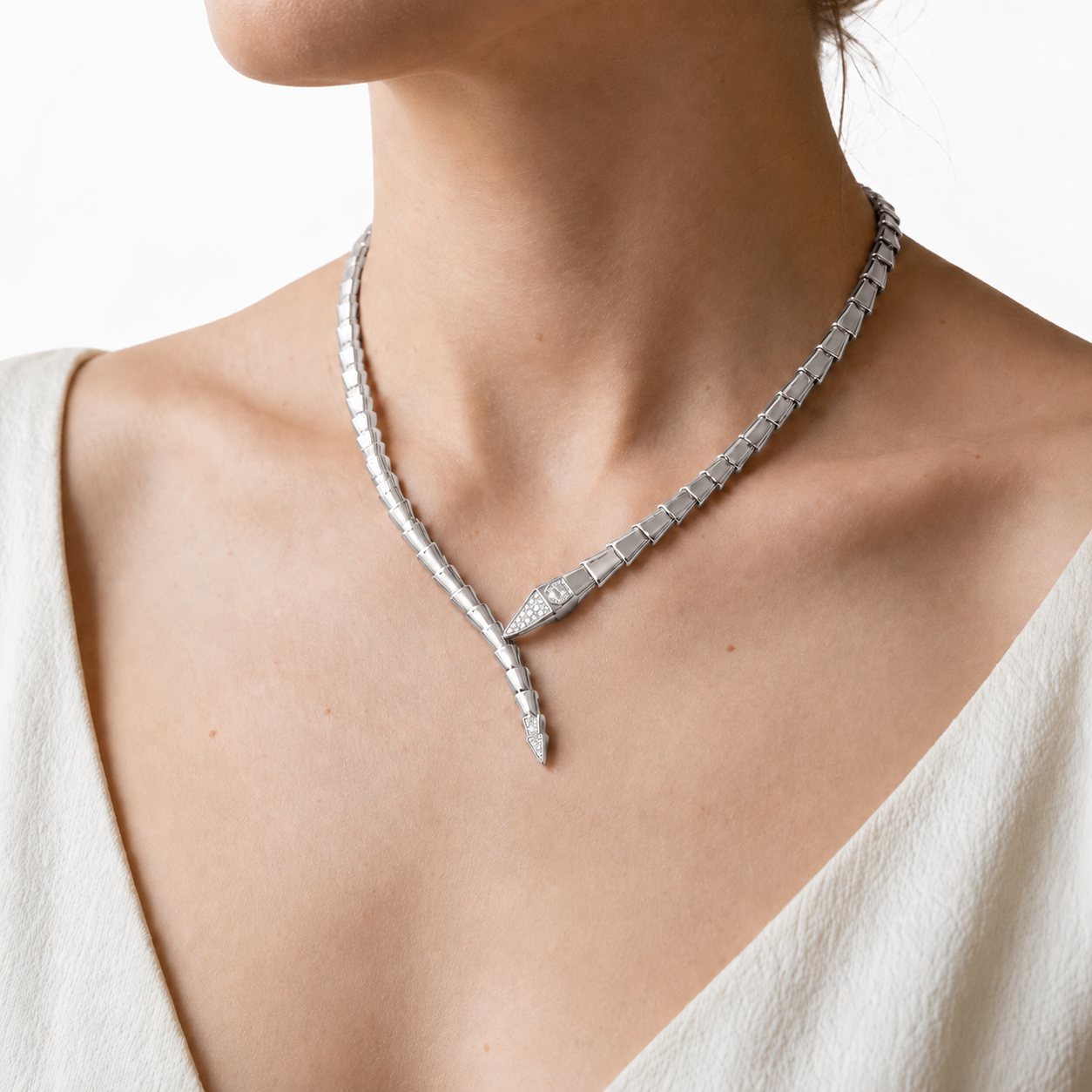 Allure Necklace — Elegance in Every Movement